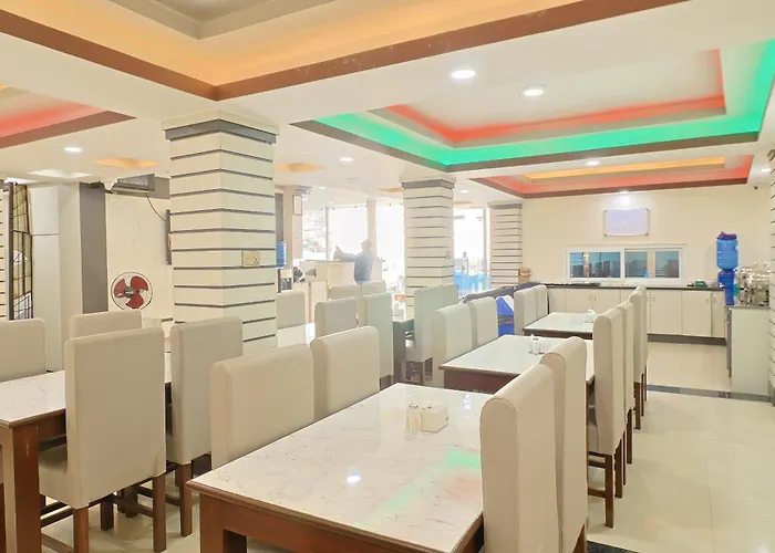 Oyo 828 White Dreams Palace Hotel