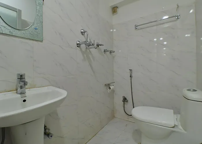 Oyo 828 White Dreams Palace Hotel