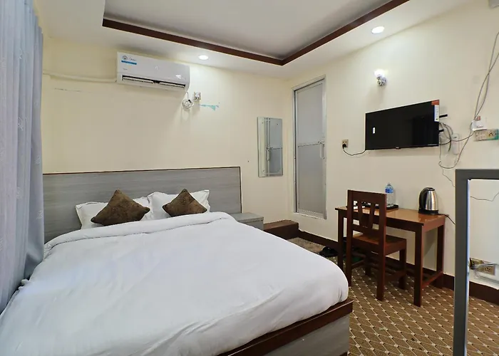 Oyo 828 White Dreams Palace Hotel