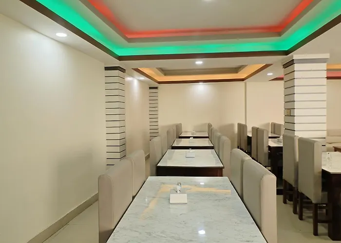 Hotel Oyo 828 White Dreams Palace