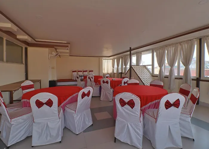 Oyo 828 White Dreams Palace