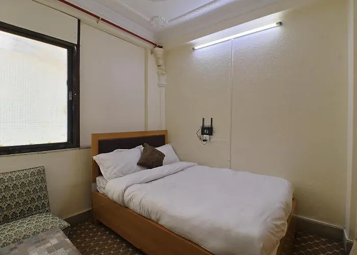 Oyo 828 White Dreams Palace Hotel